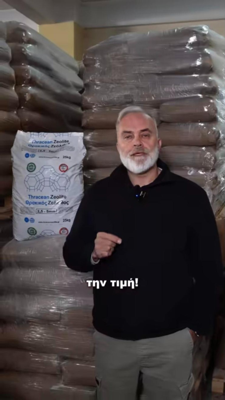 Ο Βαλάντης της Zeolife μπροστά σε σακιά Ελληνικού Θρακικού ζεόλιθου 25 kg, εξηγεί την τιμή και τις εκπτώσεις ποσότητας